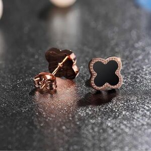 Elegant Black and Gold clover Stud Earrings - Van Cleef style